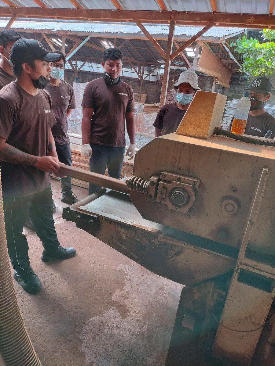 Kaltimber's tweet photo. We are proud of being a dynamic recruiter. We train our staff from NO SKILLS to skillful carpenters. It's our duty to our communy AND to our clients.

#bali #staff #training #recycledwood #recycledulin #reclaimedwood #ironwood #ulin #kayubekas #flooring #decking https://t.co/BL1qH9hPtL