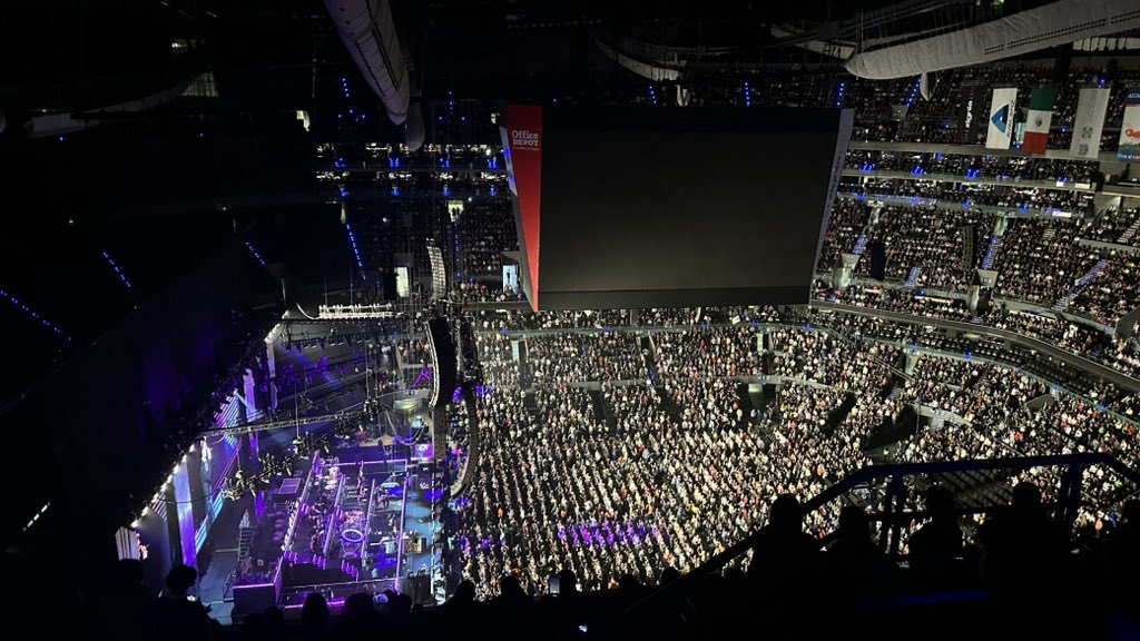dimeyeeye's tweet photo. @ArenaCdMexico @LMXLM Prendan sus pi**** pantallas! 😠 https://t.co/E7os9VpHVL