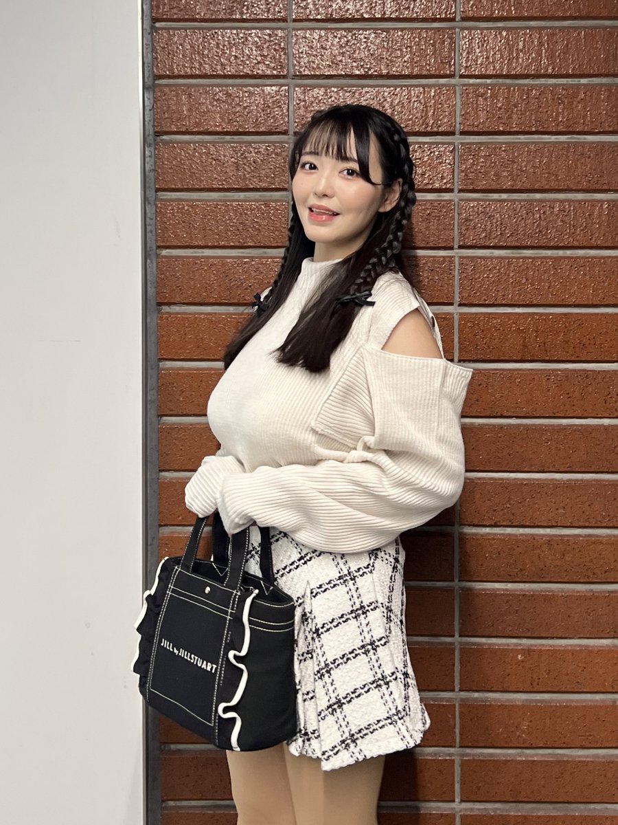 🎀✨ #ももなクローゼット ✨🎀

タートルネックはあんまり似合わないからら内側に折って着るのがポイント❣️ https://t.co/9bZ1gwmqXM