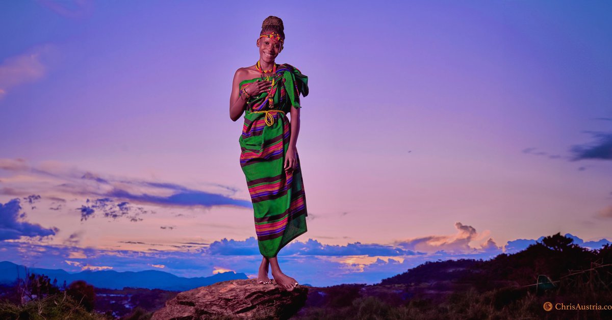 #Uganda 🇺🇬 erimu ebifu ebyobulambuzi biyitirivu nyo! I shot this image during a gorgeous sunset in #Karamoja the beautiful northeast region. Model 💃🏾Nagginda is wearing a stunning “Nakatukuk” #Karimojong fabric and jewelry from @CreativeBernad1 Alakara noi ❤️ ikitirereng Akuj 🙏🏼