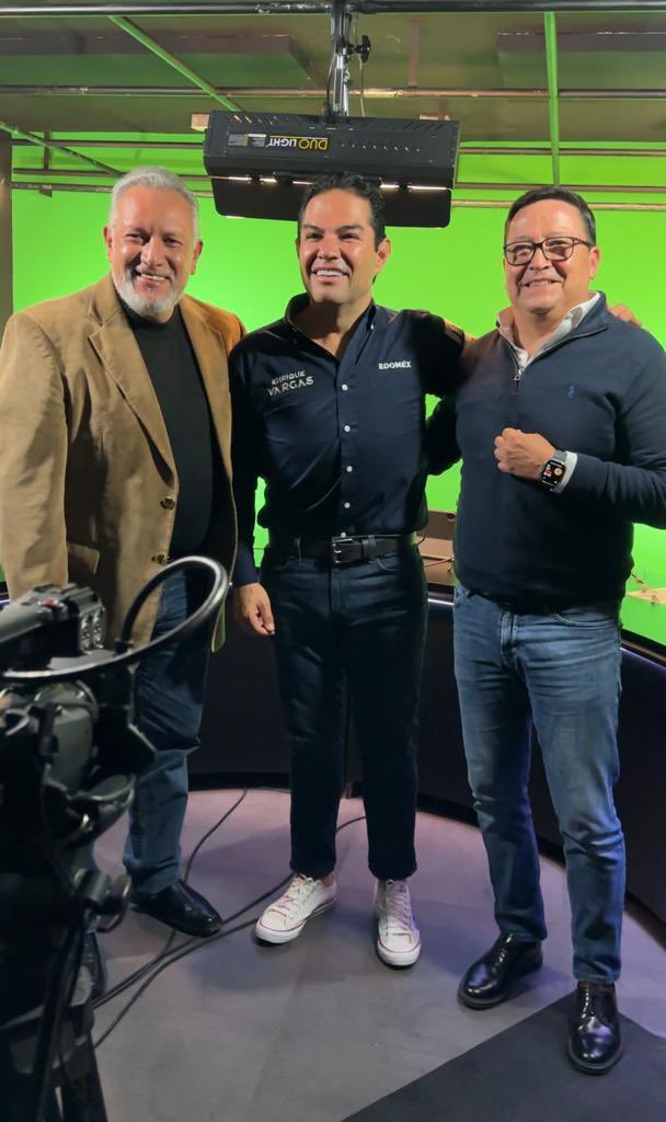 EnriqueVargasdV's tweet photo. Agradezco a mis amigos  @Mariogarciahui @AnibalMejia y @daniel_ser la entrevista de esta noche en @ADNoticiasMex 

Siempre es un gusto responder sus preguntas. 

Muy buenas noches. https://t.co/9EAeOoJAnh
