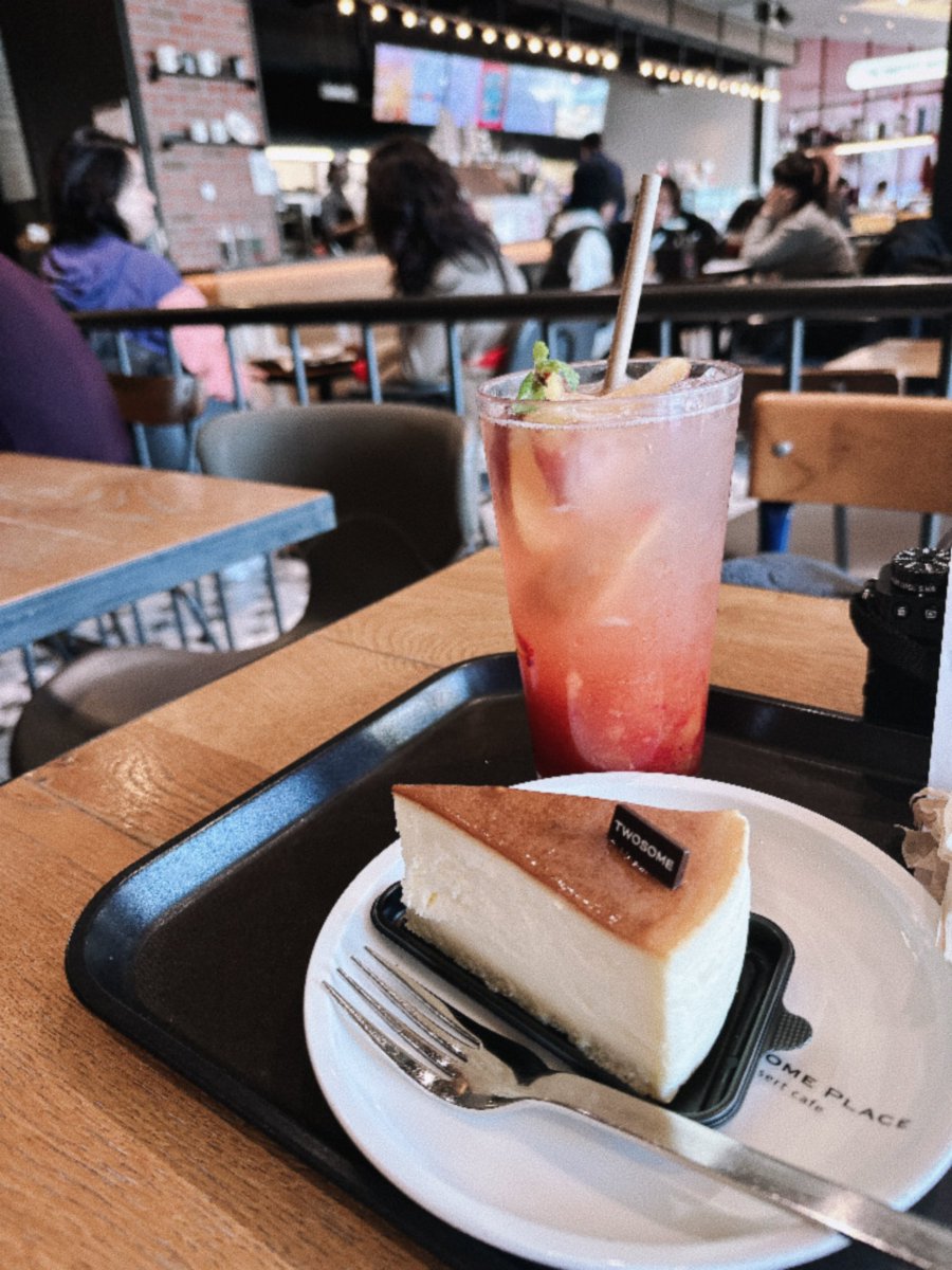 HYEONGGUKANG_'s tweet image. ２度目の #트썸 #atwosomeplace
ホンソクが言ってたアイスボックスは、オレオとか、ティラミスとかのケーキのことらしい🍰
今わたしはチーズケーキの気分でしたのでアイスボックスはまた次回。
복승아에이드（桃エイド）めっちゃうまい
ただ、量が多い🙃