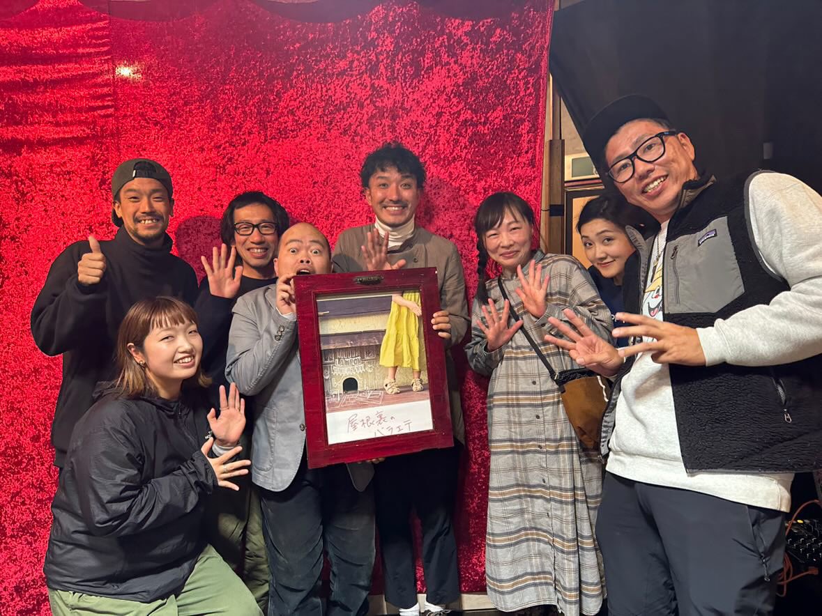 kiyo_tabishiro's tweet photo. 初めて演劇というものを見に行った！
舞台が色々なモノに様変わりしてく、すごい世界観！ハマりそうだー
26日まで松本でやってますよー
「屋根裏のバラエテ」 https://t.co/2A45M6qWKw