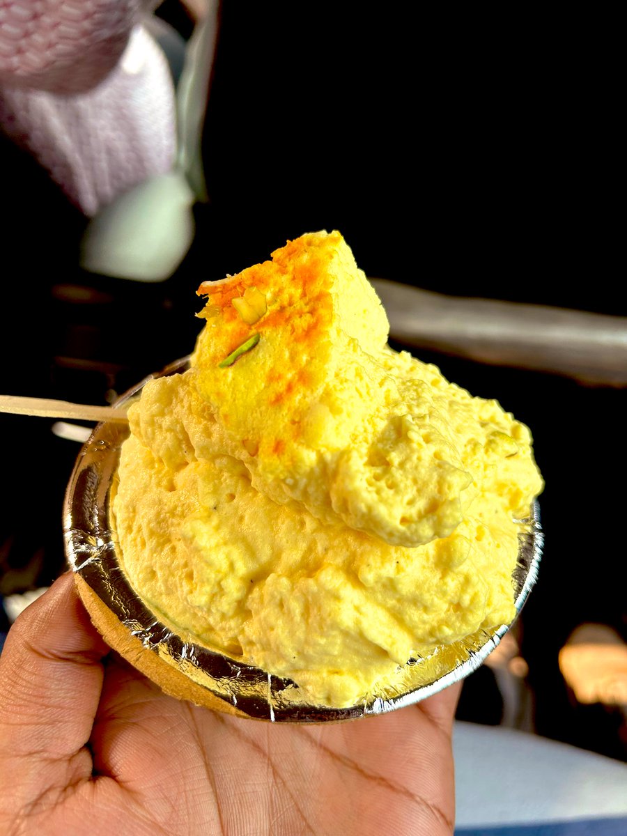 MuditKVerma's tweet image. Could there be a better way to start the day ?

Winter delights… 

#Makkhanmalai 
#Lucknow