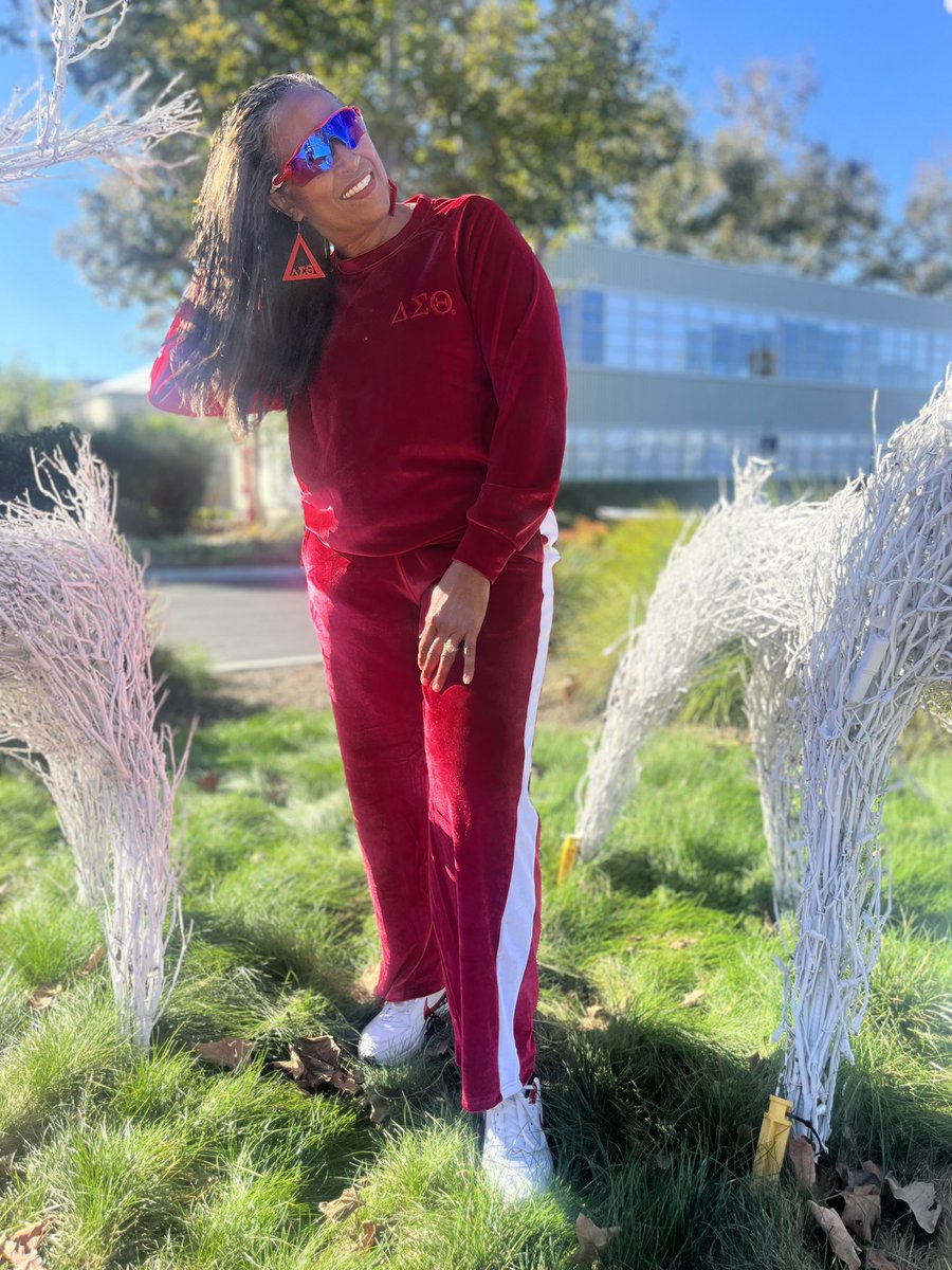 Geesmom2's tweet image. What’s in the Delta Box?  Delta Sigma Theta Red Velour Set❣️ 
#deltaboxbrandambassador #deardelta #deltabox #blessed #oooop #trunkup #fortitude #divas #devastatingdivas #redandwhite #dsttakeover #dst #dst1913 #deltasigmathetasororityinc