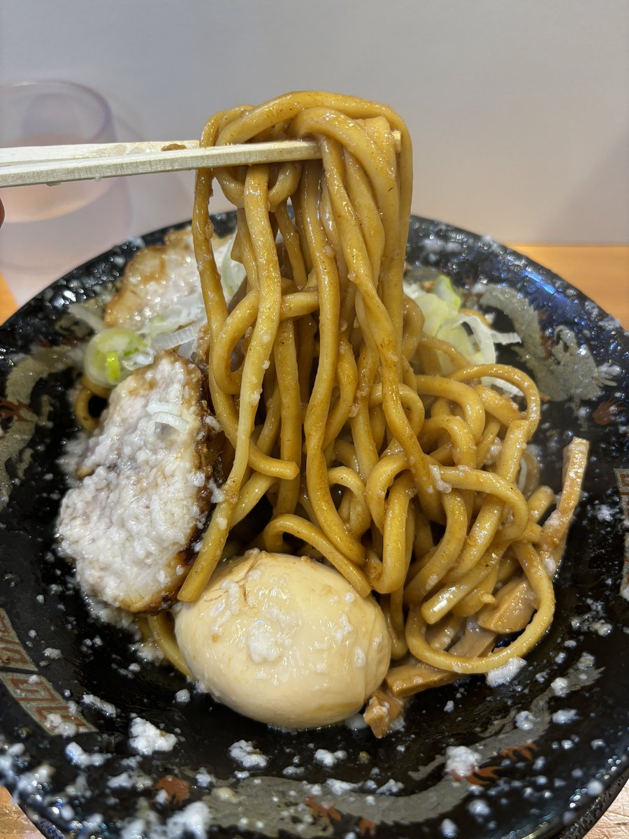 Azuki_y0516's tweet photo. らーめん平太周 神保町店
爆盛油脂麺(麺量200g) ¥1000
SUSURU氏が食べているのを見て、久々に給油したく訪問。
相変わらずのジャンキーさがたまらん。
味変のマヨネーズが最高に相性がいい。 https://t.co/Xq5IE2ihlg