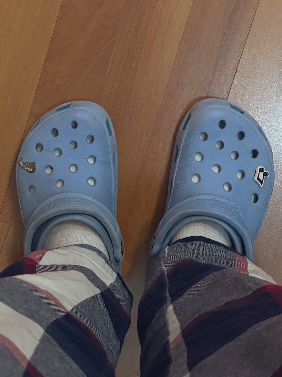 sarahibcct's tweet photo. El apego emocional que le tengo a mis crocs que ya duraron 16 años > https://t.co/82vF781IK3