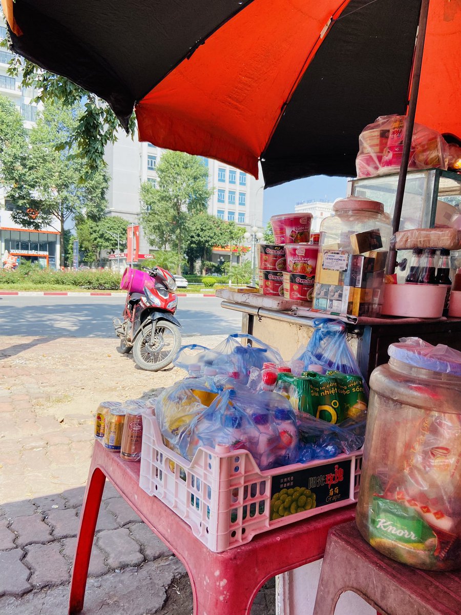 quangsambn's tweet photo. Trà đá vỉa hè! Đồ uống thịnh hành nhất ở vIệt Nam đặc biệt miền Bắc
#streelife #vietnam #dailyvlog https://t.co/HvwUJ5YjJF