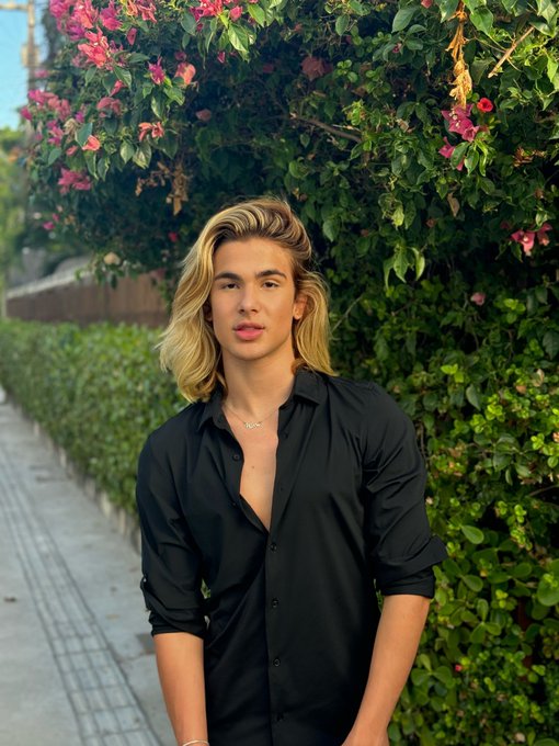 Posso ser seu pr&iacute;ncipe? 🔥 https://t.co/fx9UARyqPk