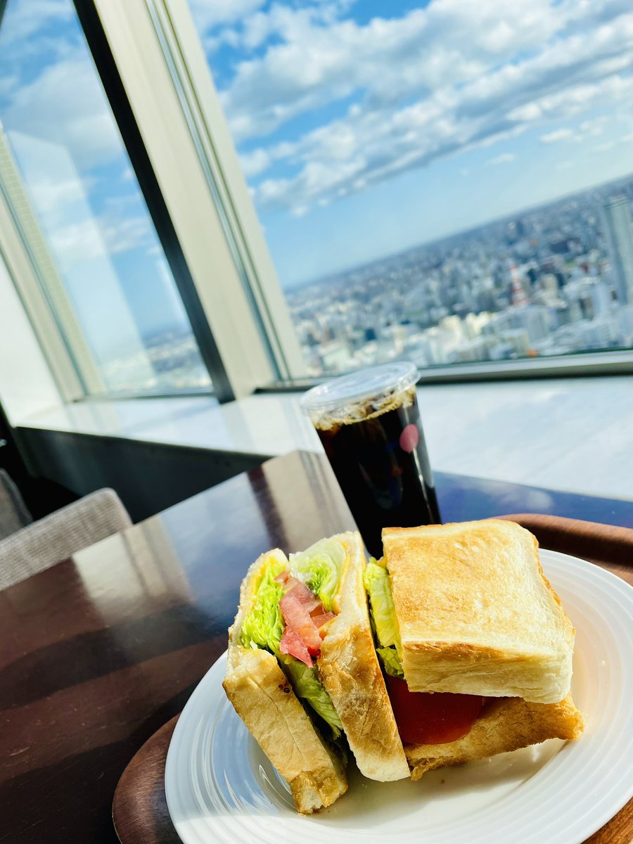 mashi_k_nan0702's tweet photo. ホッとする

父の『お使い物』を探すが見つからず
諦める お腹空いたのでT38へ

クリスマスツリーが飾ってあった
もうそんな時期なのね🎄

#jrタワー展望室t38 #tcafe
#雲 #空 #空色 #空模様 #いま空 #札幌の空
#クリスマスツリー https://t.co/9EIRHEvBmp