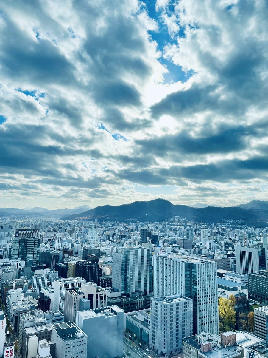 mashi_k_nan0702's tweet photo. ホッとする

父の『お使い物』を探すが見つからず
諦める お腹空いたのでT38へ

クリスマスツリーが飾ってあった
もうそんな時期なのね🎄

#jrタワー展望室t38 #tcafe
#雲 #空 #空色 #空模様 #いま空 #札幌の空
#クリスマスツリー https://t.co/9EIRHEvBmp