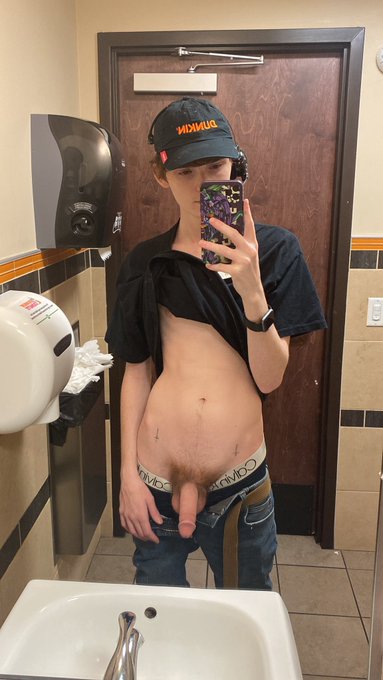 it&rsquo;s dead here and i&rsquo;m horny 😡 https://t.co/UeFbvLpbOB