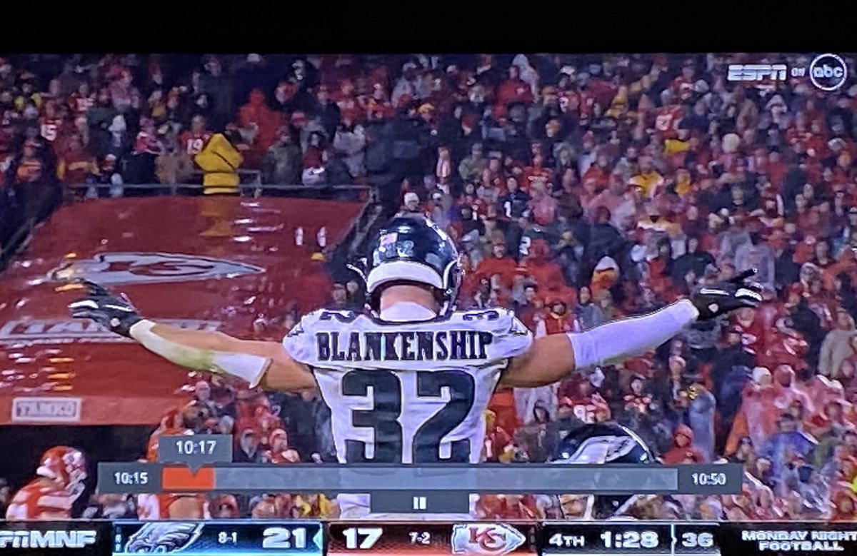 JBurgreen's tweet image. Way to Represent !!!!!!🙌🏽So PROUD of our hometown boy ! Go Reed #32💪🏽💚🩶