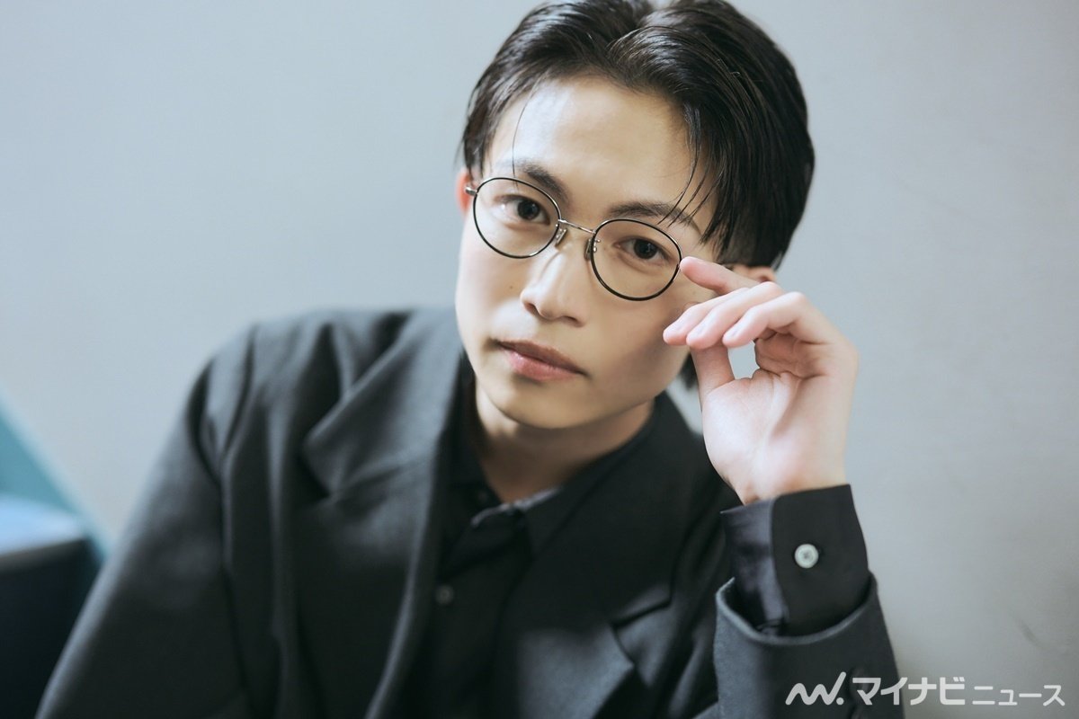 news_mynavi_jp's tweet photo. 『恋愛のすゝめ』で主演を務める綱啓永にインタビュー👓

🔻久々の黒髪＆メガネ姿に違和感も「今はしっくり!」
https://t.co/bFu0zhaPlv

#恋愛のすゝめ #綱啓永 @drama_streamtbs https://t.co/Jc4mqspZST