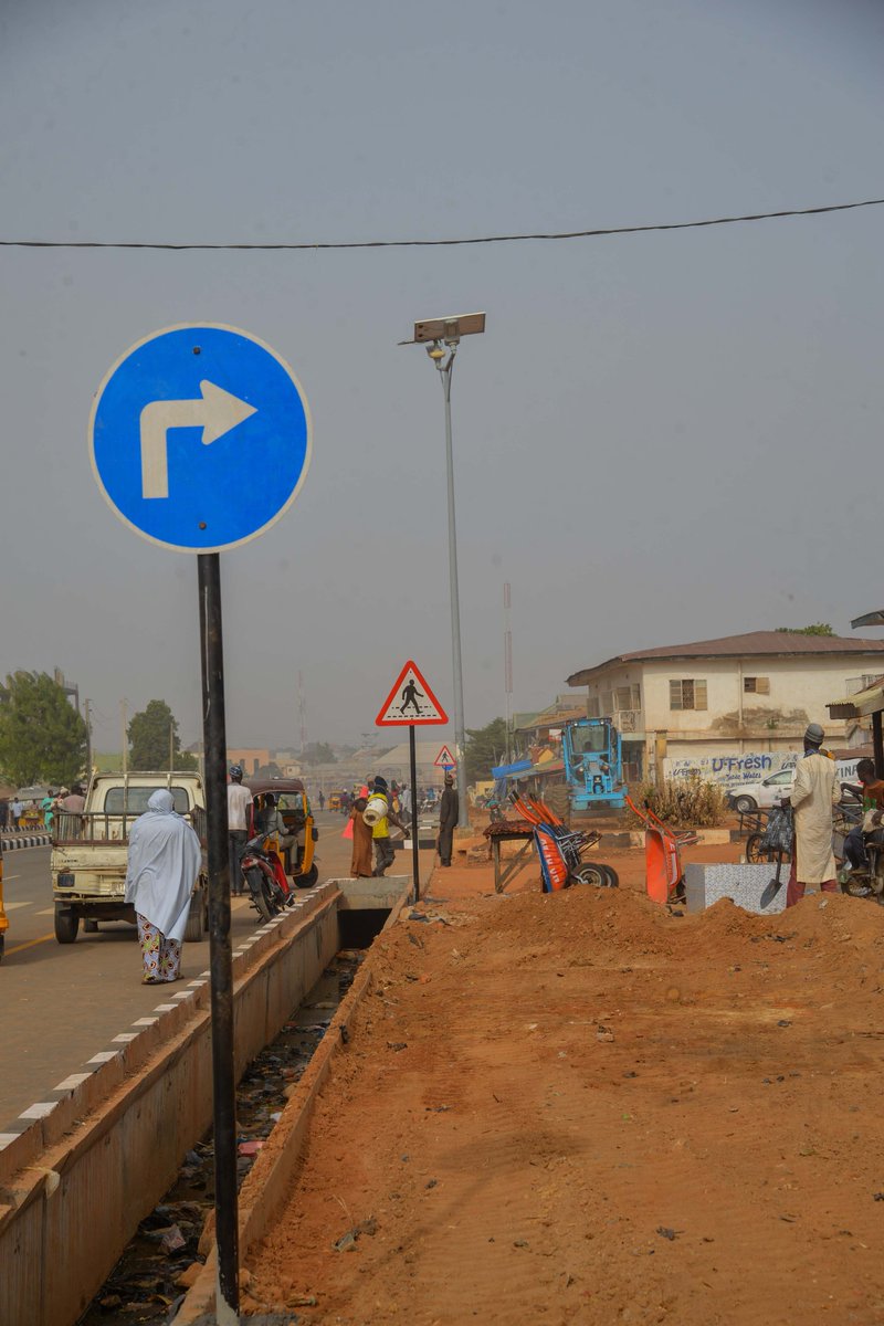 RonchessGlobal's tweet photo. Update: Installation of cover slabs and road traffic signs🚸⚠️ with diamond grade material in progress at the police roundabout to Bello Barau roundabout road project in Zamfara State. https://t.co/Ztu1vCfWLr