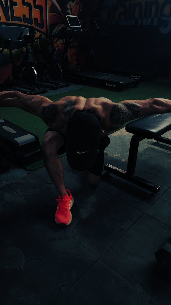 Erickpuerta's tweet photo. Ante su majestad el gym #fitness rematando el año https://t.co/ZDmwyKmg0g