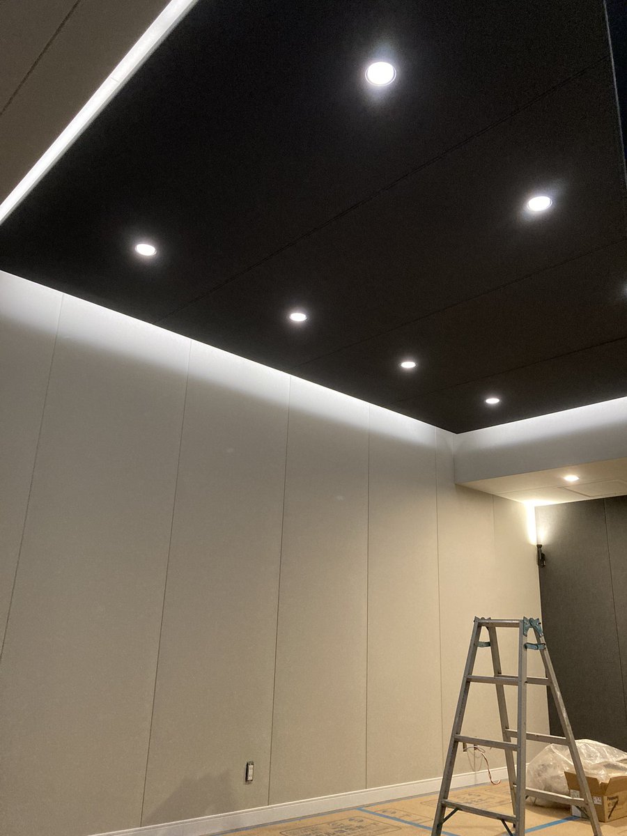 New自社スタジオの照明がついた！
もうちょっとで工事が終わるよーん⭐︎