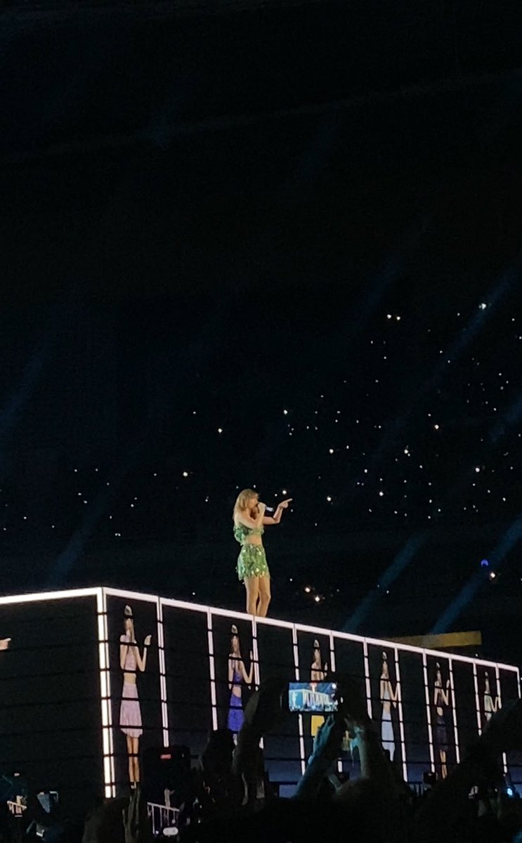 manuhswift's tweet photo. I had the time of my life with you, taylor 🫶🏻 https://t.co/Dn74z2JQ3u