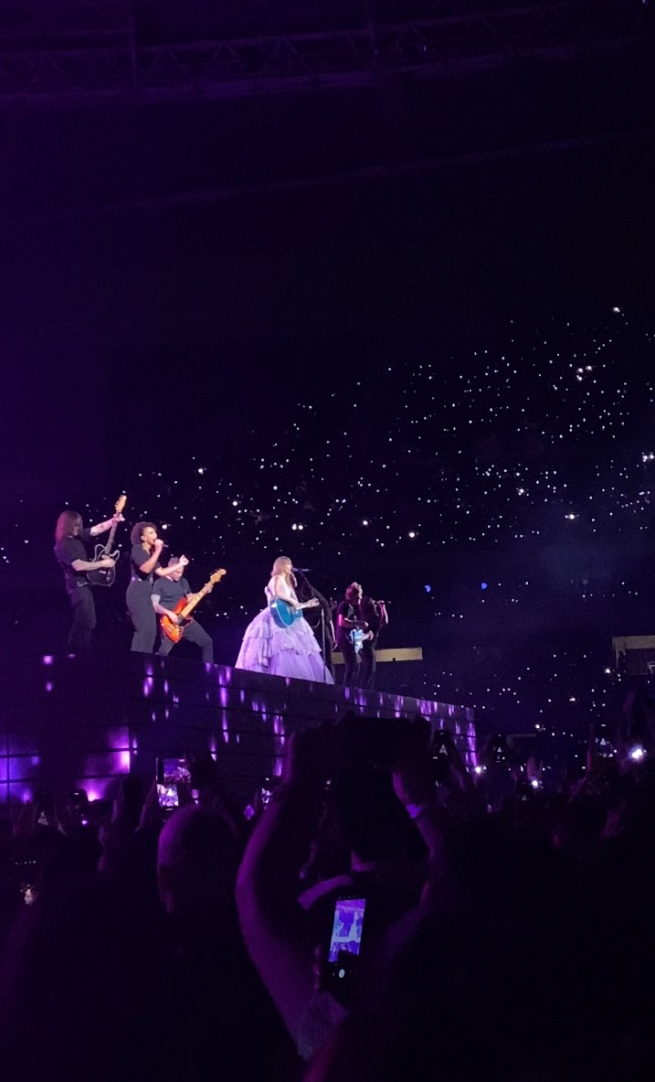 manuhswift's tweet photo. I had the time of my life with you, taylor 🫶🏻 https://t.co/Dn74z2JQ3u