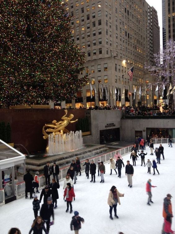 etherealdior's tweet photo. christmas in new york https://t.co/zHBuH7Vd45