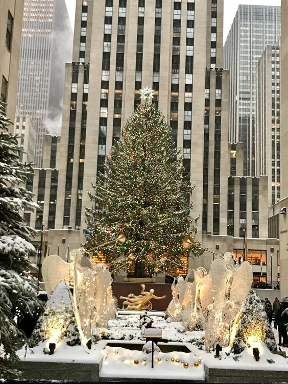 etherealdior's tweet photo. christmas in new york https://t.co/zHBuH7Vd45