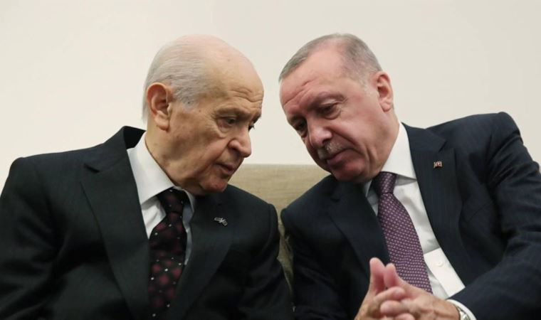 AvAliDvrmAn's tweet photo. 15 Milyon emekliye hayat bitti
Erdoğan:Yeni Anayasa

17 milyon işgalci gelmiş,
Vatan toprağı satılıyor
Devlet Bahçeli:Yeni Anayasa 

Enflasyon,faiz,dolar zirvede
Akp:Anayasa

Hak,hukuk,adalet
Mhp:Anayasa

Bu ülkenin yeni bir Anayasa'dan çok
İyi yönetecek bir lidere ihtiyacı var https://t.co/MeMdgK3URq