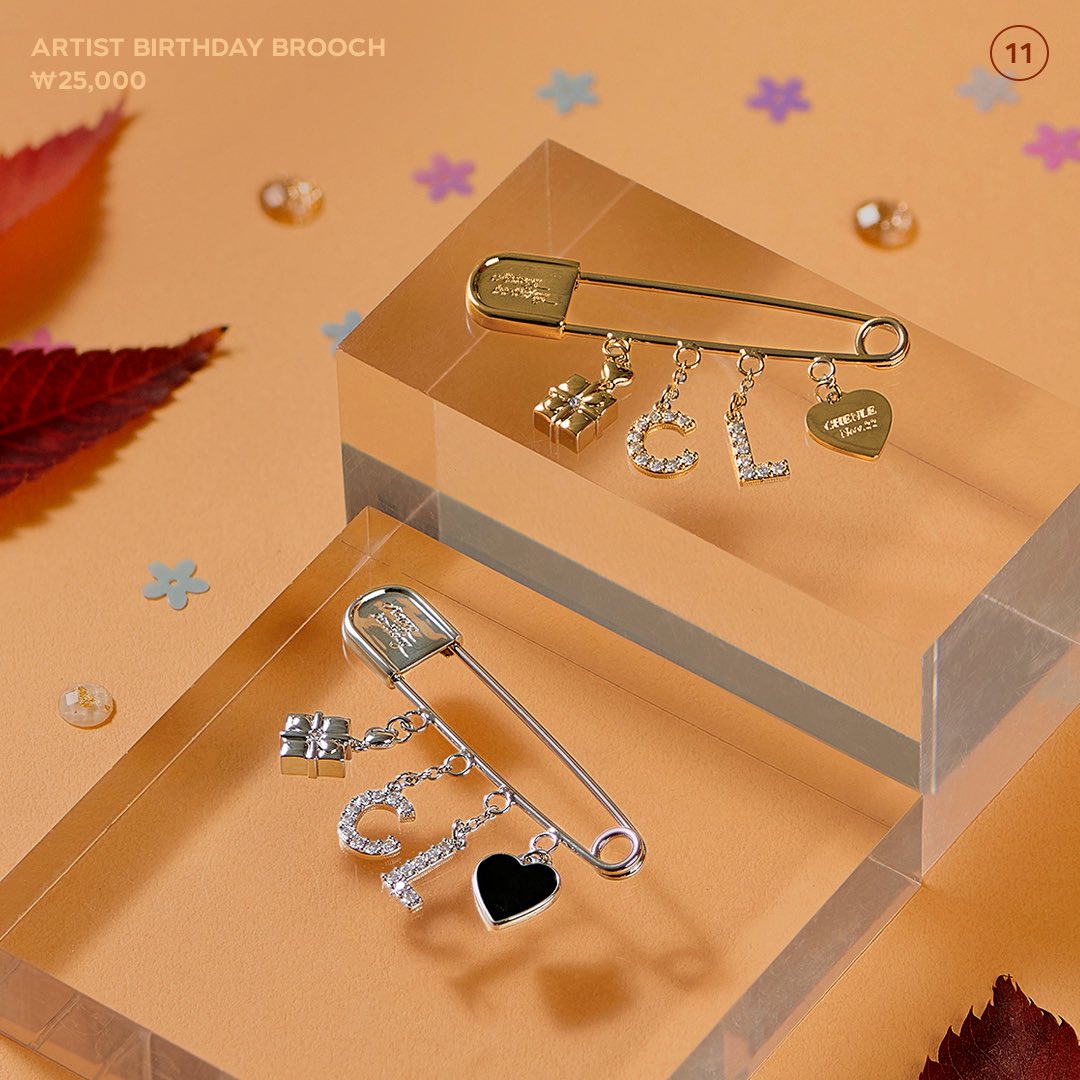 smtown_andstore's tweet photo. CHENLE의 생일을 기념하는 ARTIST BIRTHDAY BROOCH&BIRTHDAY CARD를 만나보세요!🥳 
아티스트의 이니셜로 포인트를 준 러블리한 드롭 스타일 브로치 2종과
축하 메시지도 적을 수 있는 귀여운 생일카드까지!
브로치를 생일 카드에 걸어 데스크 위 특별한 소품으로 활용 해 보는건 어떨까요?

🔹 ONLINE
✔ https://t.co/8yR5wBpU7m
✔ 판매일시 : 2023. 11. 22 (WED) 14:00 (KST) ~ 2023. 11. 24 (FRI) 23:59 (KST)
🔹 OFFLINE
✔ 판매매장 : KWANGYA@SEOUL
✔ 판매일시 : 2023. 11. 22 (WED) 매장 오픈시부터~
*판매처별 상품 출시일 확인 후 방문 부탁드립니다.