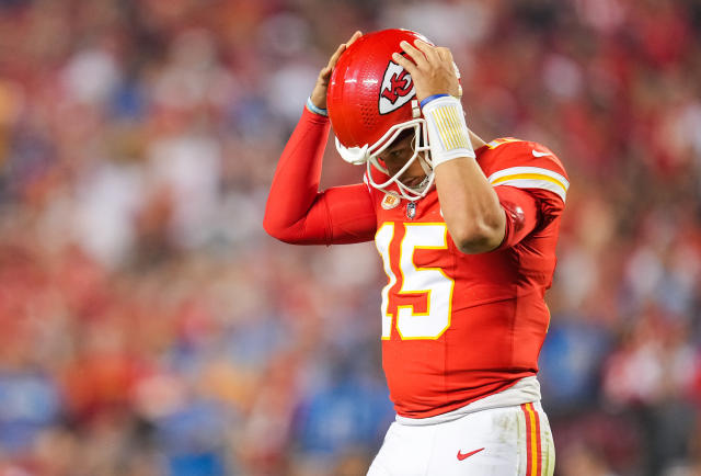 Jmac38096199's tweet image. I have a NFL Rule proposal: If a Qb yells or complains to a referee after being hit they should be called for an unsportsmanlike conduct penalty, 15 yards. Call it the Mahommes Rule since Brady already has a rule. Although i like Mahommes this is getting out of hand. #stopcrying