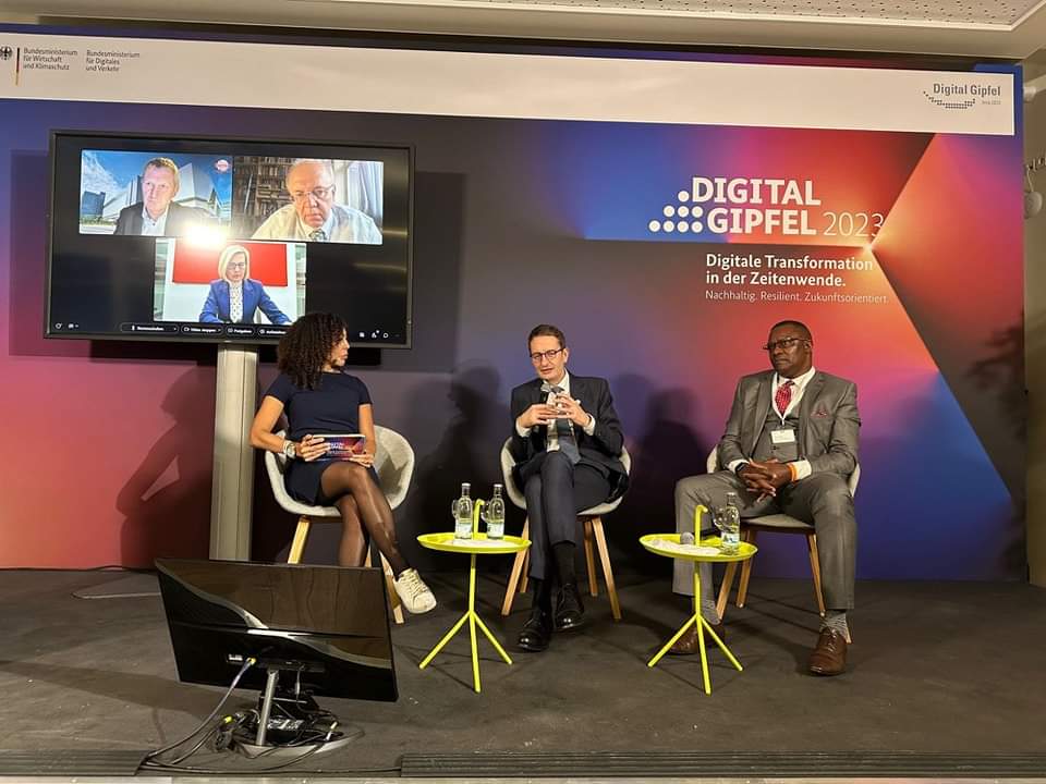 don_dallass's tweet photo. CS ICT Eliud Owalo meets Siemens’s Chief Innovation Officer Hanna Hennig in Jena, Germany. They discussed establishing of Digital Hubs, Artificial Intelligence and Business Process Outsourcing.

#HarambeeStars https://t.co/OkwHIVWojS