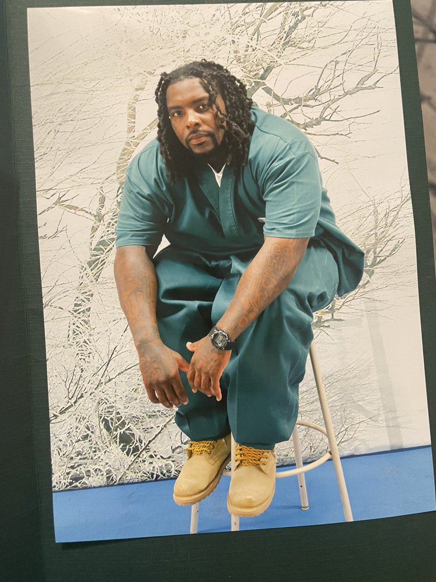 nizzsrevenge's tweet image. my cousin done sent us some pics finally 😭😭 my boy doing life but we luv u 4L 💙 see u soon