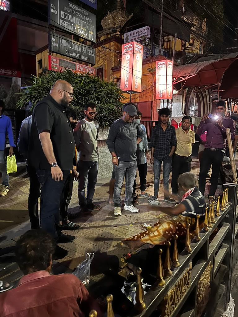 DCKamrupMetro's tweet photo. The District Level Task Force for Relief and Rehabilitation of Street Dwellers resumed its drive today; a number of homeless Destitutes were rescued from Ulubari Foot Over Bridge &amp; Other areas in presence of Shri Anurag Rudra, Asst. Commissioner &amp; other officials.

@CMOfficeAssam https://t.co/BPTf5FLYd9