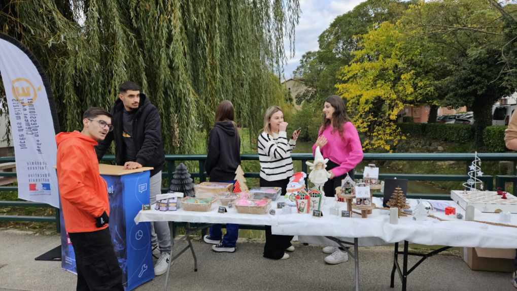 LPADERSamatan's tweet photo. Marché de Noël Samatan 20 et 27 novembre 
✅projet interdisciplinaire 
✅commerce productique 
✅vente paniers garnis et objets découpe laser 
Mise en œuvre des acquis professionnels de nos élèves 
Action appréciée des Samatanais 
@AderSamatan @annie_cha1 @dsden_32 @actoulouse https://t.co/bHiJSwvy10