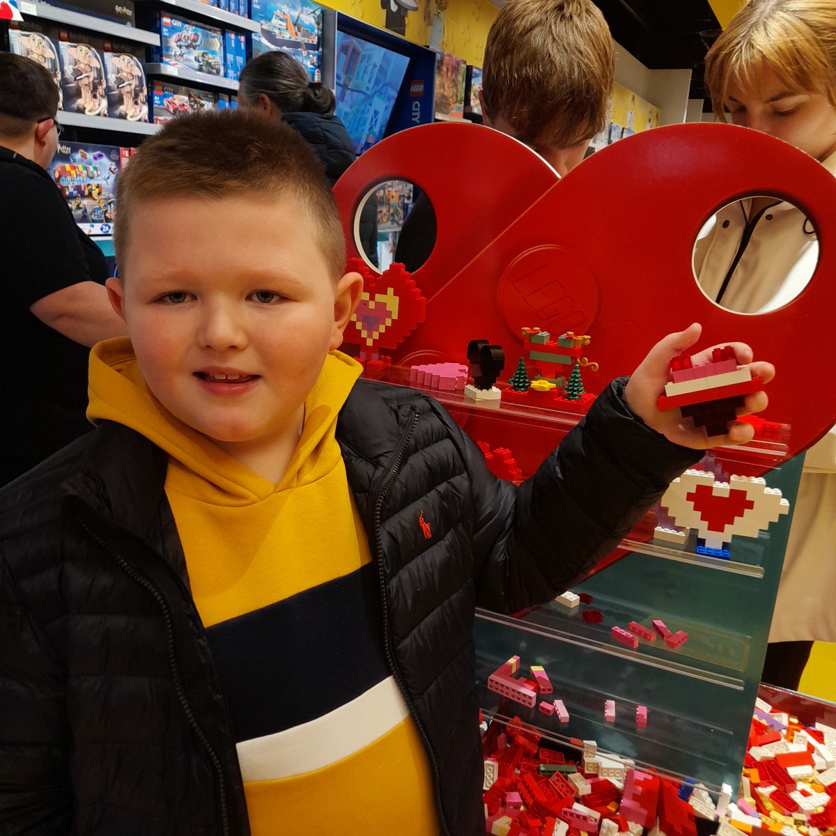 #BuildToGive <a href="/LEGO_Group/">LEGO</a> 
❤️ 💙