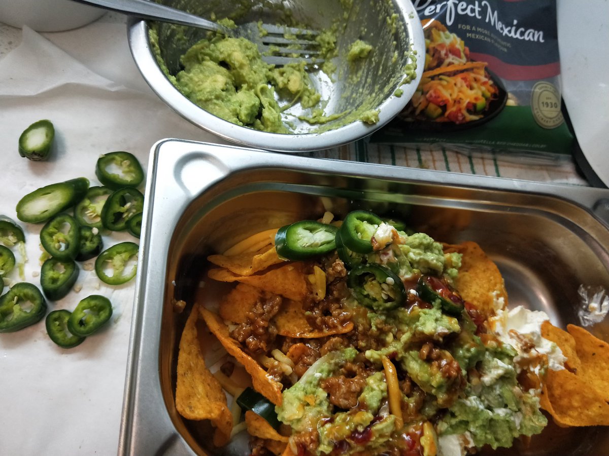 krtcano11's tweet image. How you like my homemade style nachos in a baking tray! Messy prep., but taste good.💚
