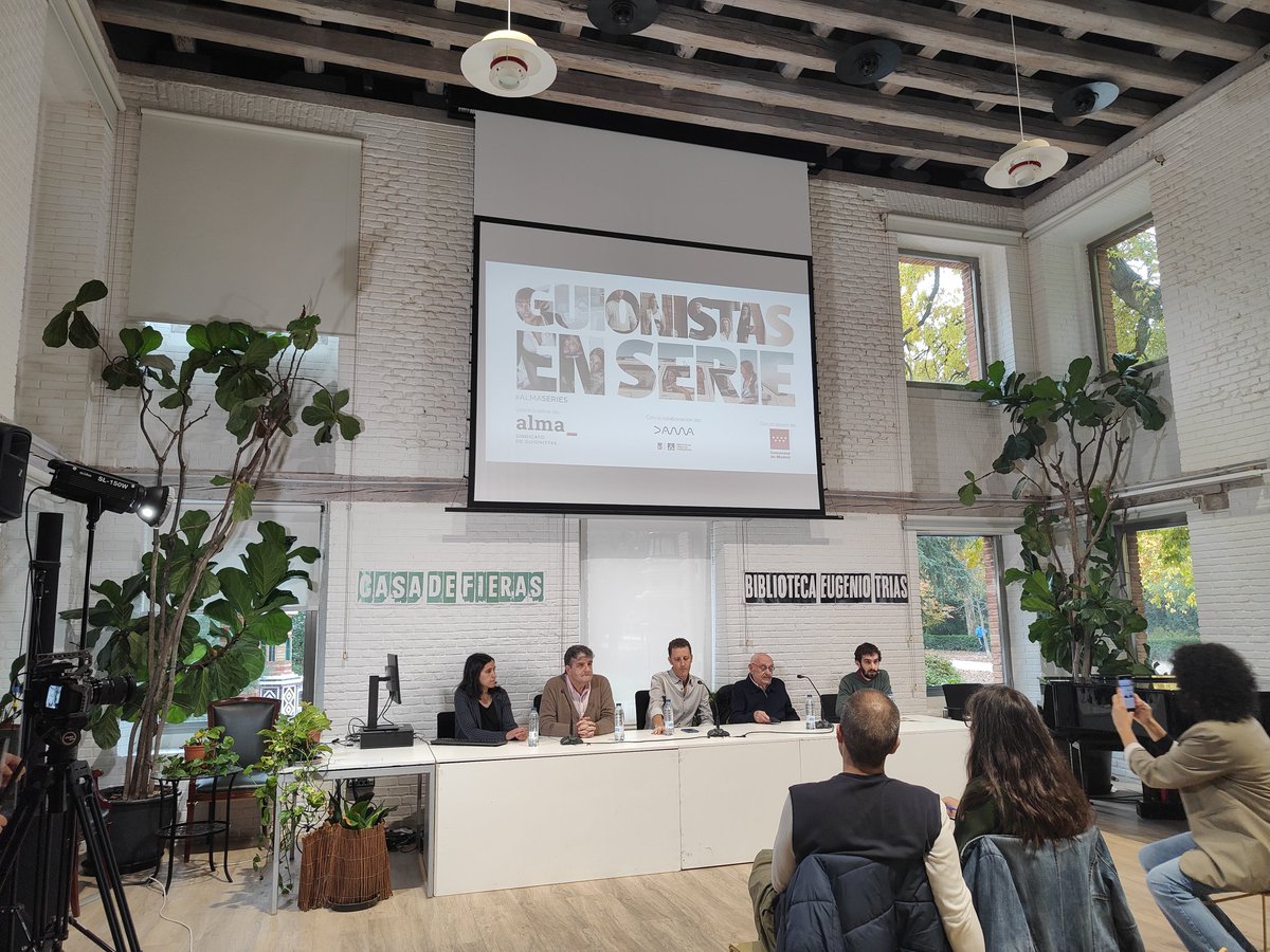 Borja9607's tweet photo. Otro año más asistiendo a Guionistas en serie con gente de la talla de @JacoboDelgadoB, @depandix o @lectoraconstant.
Para hablar de super series como @cuentametve
O Sin Huellas 👏👏👏
#GuionistasEnSerie #ALMASERIES @almaguionistas https://t.co/849QhfXs5x