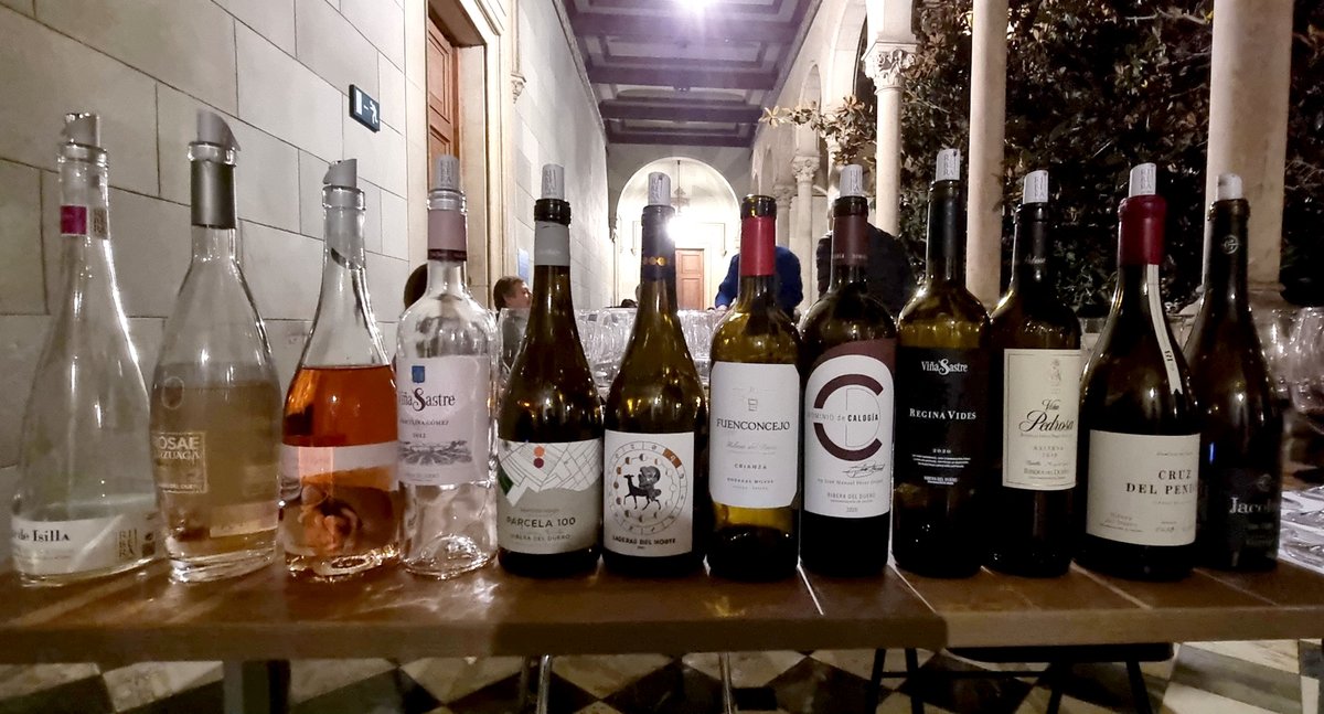 El «Universo Ribera» desembarcó ayer en la #ExperienciaVerema Barcelona 🍷🍷

Exitosa cata dirigida por <a href="/Tobes_aranda/">Tobes</a> de vinos de <a href="/lagarisilla/">El Lagar de Isilla</a>, <a href="/BodegasArzuaga/">Bodegas Arzuaga</a>, <a href="/Valdrinal_/">Valdrinal</a> ,<a href="/VinaSastre/">Bodegas Hnos. Sastre</a>, <a href="/martinberdugo/">Martín Berdugo</a>, #Fuenconcejo, <a href="/DCalogia/">Dominio de Calogía</a>, <a href="/vina_pedrosa/">ViñaPedrosa</a>, <a href="/DominioDeCair/">Dominio de Cair</a> y <a href="/ComengeBodega/">Comenge Bodega</a>.