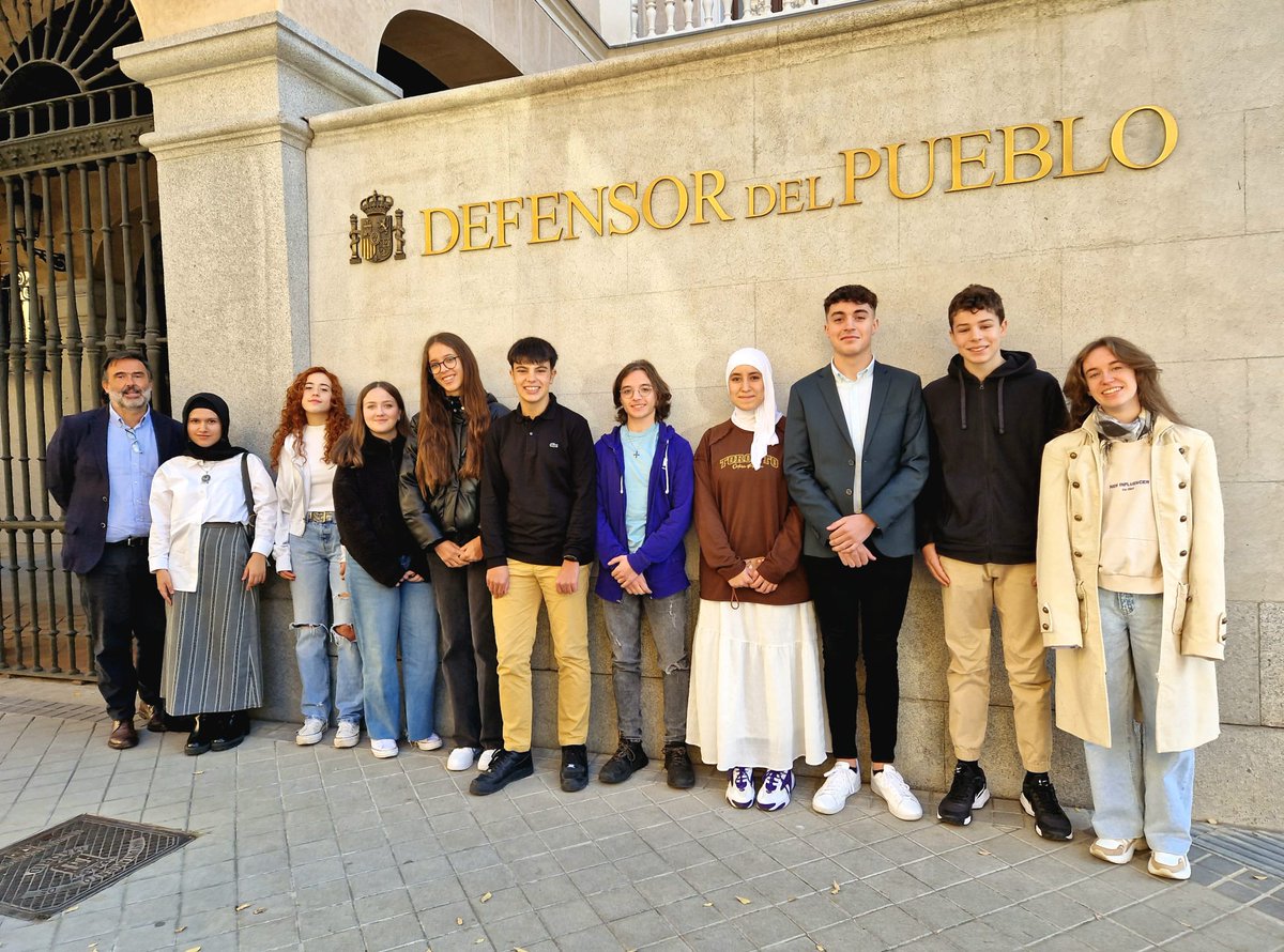 Chicos y chicas de grupos de participación, acompañados por <a href="/Chema_Vera/">Chema Vera</a>, se reúnen hoy con el <a href="/DefensorPuebloE/">Defensor del Pueblo</a>.
Forman parte del Grupo Asesor de <a href="/unicef_es/">UNICEF España</a>, del Grupo Joven de <a href="/unicef_es/">UNICEF España</a> y del Consejo de Infancia de Fuenlabrada. 
Hablarán de temas clave para ellos y ellas...