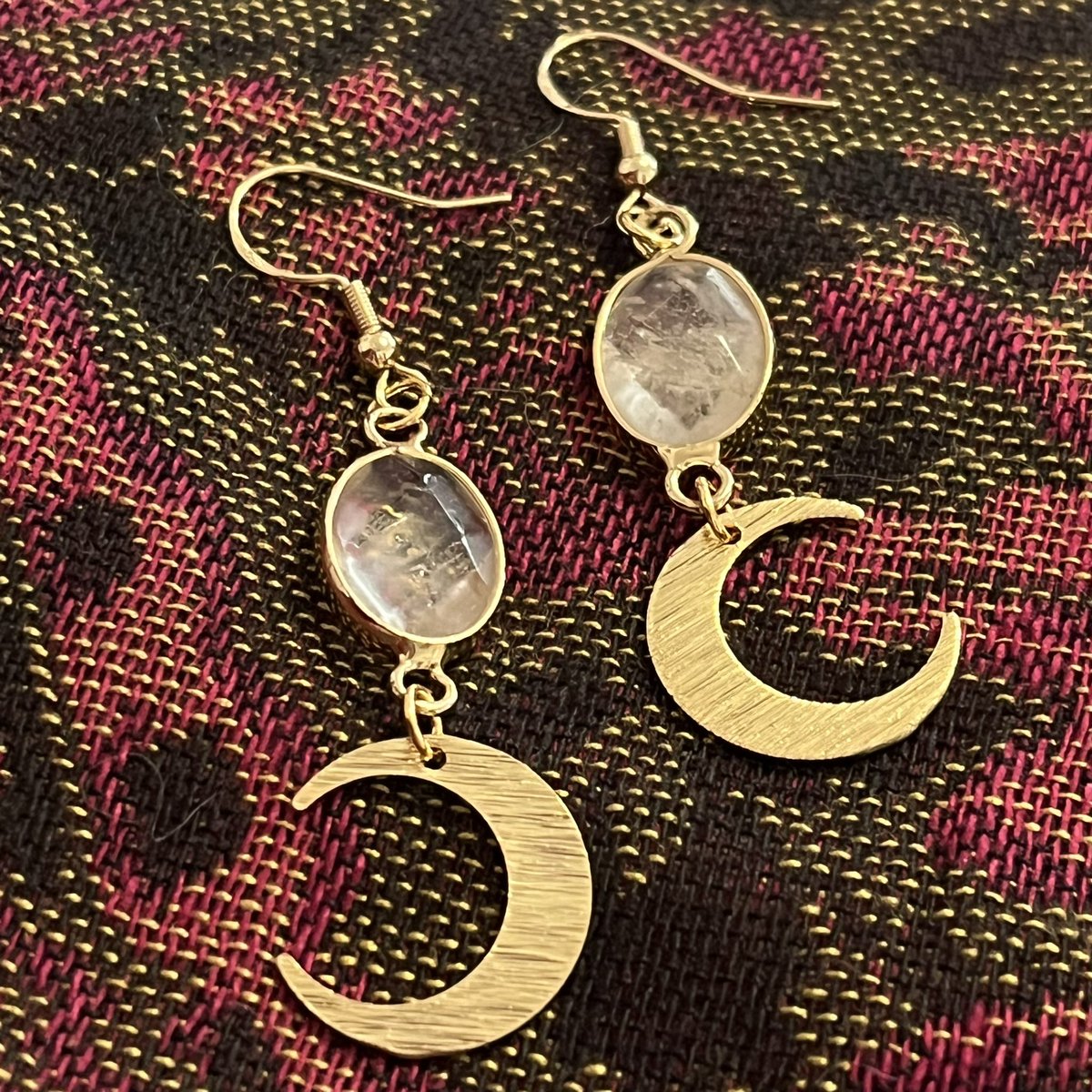 🌙🔮• crescent moon crystals •🔮🌙

made from a recycled necklace which i gasped when i saw. every week i go for a long walk through my local charity shops, and sometimes it’s a hit and sometimes it’s a miss

this time was a massive hit, and i’ve got so many new pieces to show!