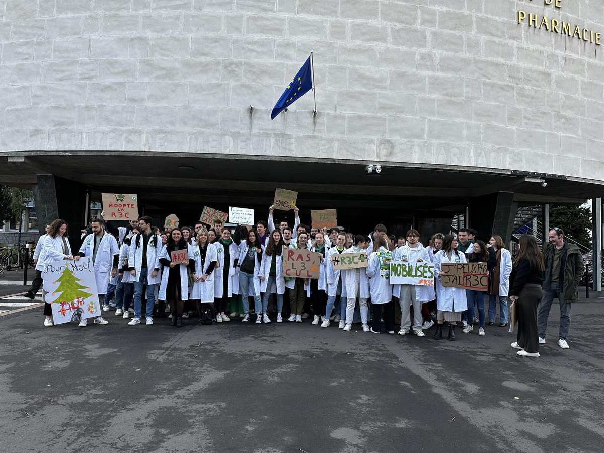 Les #étudiants en pharmacie sont matinaux à Clermont également ✊

On perçoit des #enseignants, #pharmaciens et représentants syndicaux avec nous 💪

Tous ensemble pour une Réforme du 3️⃣ème Cycle des études pharmaceutiques en 2024 🚨

#R3CMobilisonsNous