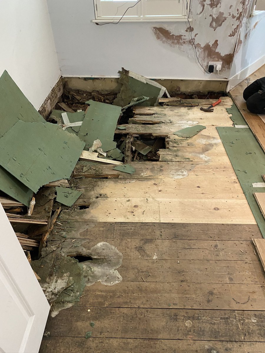 SophOKelly's tweet photo. @ContactHaringey Haringey repairs have left me now 15 days without access to my living room and no update on potential timeline for when this will be fixed. Completely unacceptable and negligent. Please can you help me get timescales for the work completion? https://t.co/btrg5DXDLY