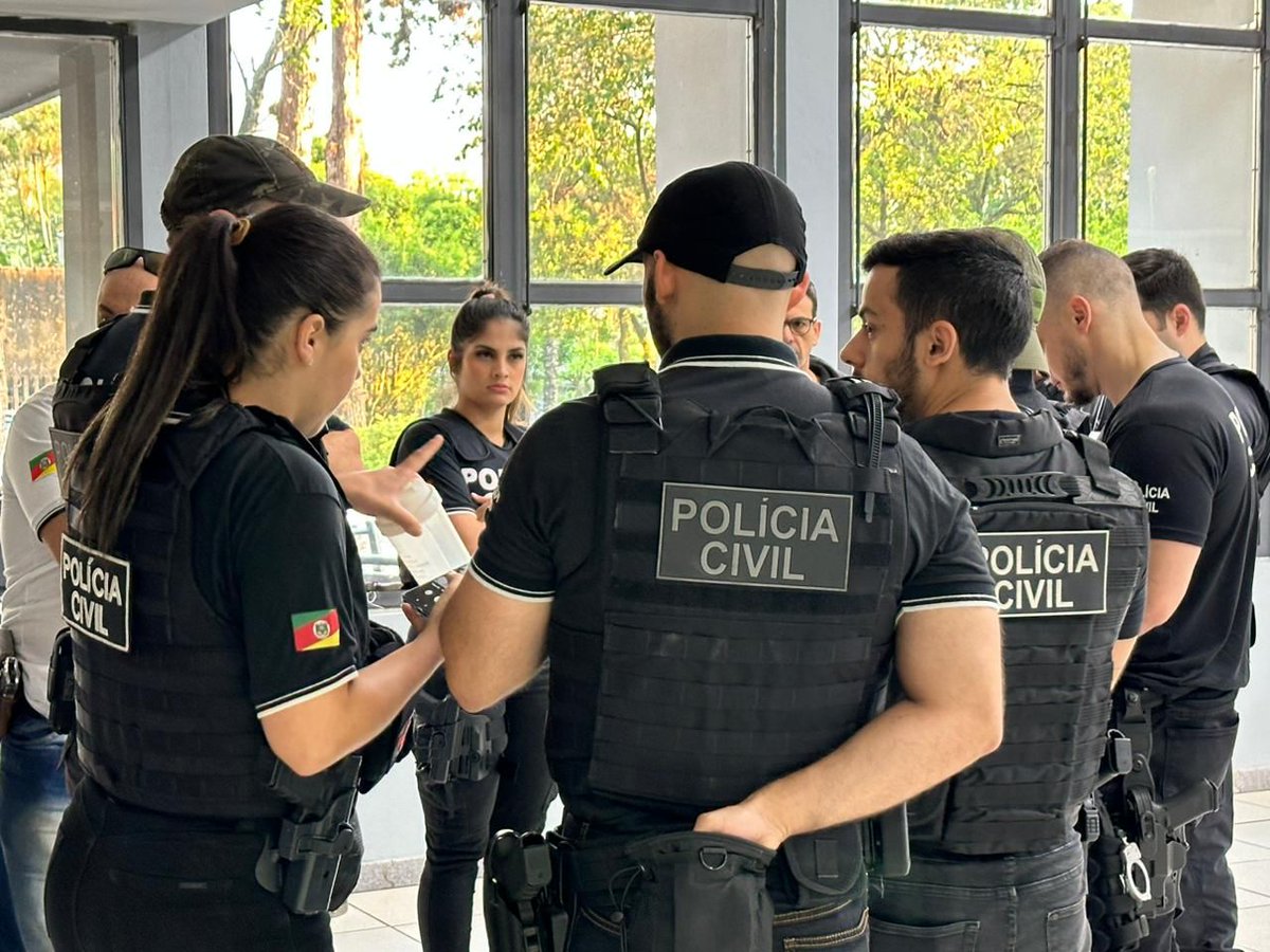 policiacivilrs's tweet photo. A ação tem como foco a prisão de envolvidos em triplo homicídio e homicídio tentado na Lomba do Pinheiro.
#DPHPP_Viamão https://t.co/q6ETPebcPJ