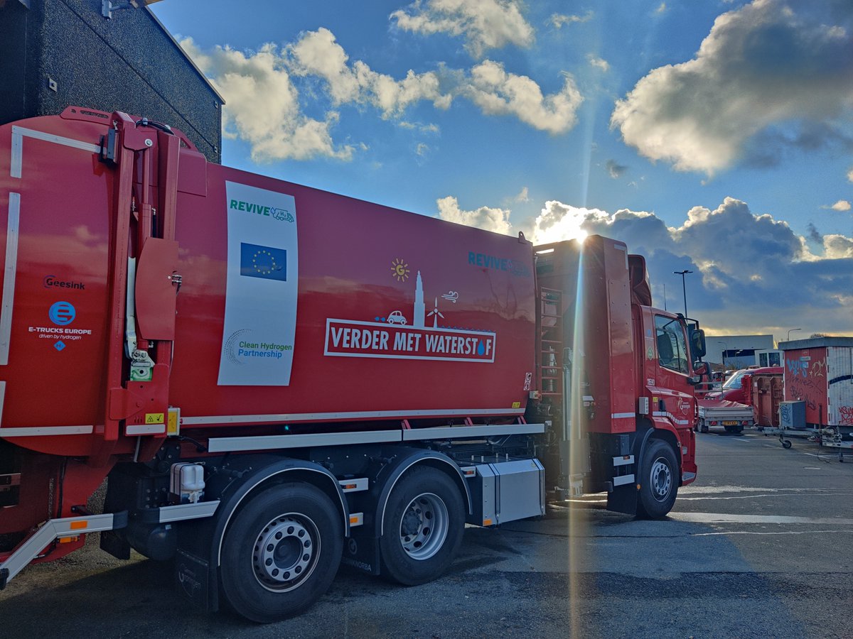 REVIVE Project (@revive_h2) on Twitter photo 🚛The <a href="/REVIVE_H2/">REVIVE Project</a> project is happy to announce the launch of two hydrogen refuse trucks in <a href="/gem_groningen/">Gemeente Groningen</a>.
🇪🇺The <a href="/Etruckseurope/">E-trucks europe</a> vehicles, co-funded by <a href="/CleanHydrogenEU/">Clean Hydrogen Partnership</a>, support Groningen's ambitious strategy to develop hydrogen in the region.
👉 h2revive.eu/european-proje… 🚛The <a href="/REVIVE_H2/">REVIVE Project</a> project is happy to announce the launch of two hydrogen refuse trucks in <a href="/gem_groningen/">Gemeente Groningen</a>.
🇪🇺The <a href="/Etruckseurope/">E-trucks europe</a> vehicles, co-funded by <a href="/CleanHydrogenEU/">Clean Hydrogen Partnership</a>, support Groningen's ambitious strategy to develop hydrogen in the region.
👉 h2revive.eu/european-proje…