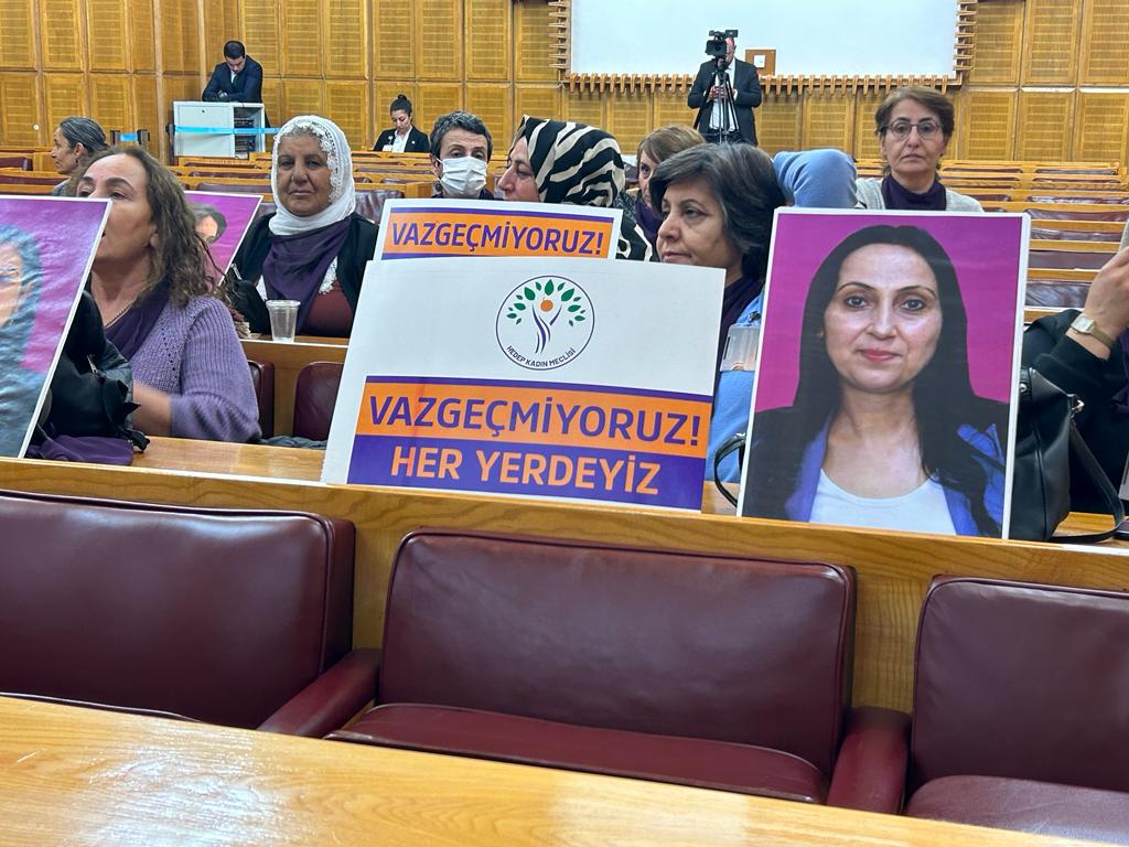 📍25 Kasım Kadına Yönelik Şiddete Karşı Uluslararası Mücadele Günü öncesinde HEDEP TBMM Kadın Grubu toplantısı yapıyor, Eş Genel Başkan Tülay Hatimoğulları konuşuyor

🔗Ali İsmail Korkmaz, Ahmet Atakan ve Deniz Poyraz’ın anneleri de toplantı salonunda

📷<a href="/SenemBuyuktanir/">Senem Büyüktanır</a>