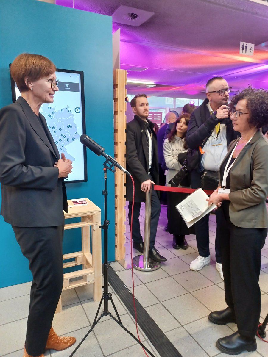 KI gestalten (@lernendesysteme) on Twitter photo Behind the scenes: Wie bleibt die deutsche #KI-#Forschung Spitze und wie bringen wir den Transfer voran? Unsere Co-Vorsitzende Bundesministerin <a href="/starkwatzinger/">Bettina Stark-Watzinger</a> @BMBF_Bund stellt sich am Campus der <a href="/UniJena/">Universität Jena</a> unseren Fragen. Das ganze Interview gibt's in Kürze! #Digitalgipfel Behind the scenes: Wie bleibt die deutsche #KI-#Forschung Spitze und wie bringen wir den Transfer voran? Unsere Co-Vorsitzende Bundesministerin <a href="/starkwatzinger/">Bettina Stark-Watzinger</a> @BMBF_Bund stellt sich am Campus der <a href="/UniJena/">Universität Jena</a> unseren Fragen. Das ganze Interview gibt's in Kürze! #Digitalgipfel