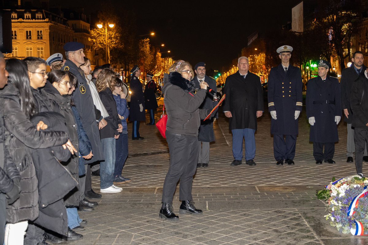Latoucheenchant's tweet photo. https://t.co/liuPPrapKG Paris, Arc de Triomphe le 23 novembre 2023 une voix réchauffe les coeurs, celle de VERONICA ANTONELLI a capella le chant des partisans
#chantdespartisans #arcdetriomphe #cantatricemontmartre #veronicaantonelli #policenationale #policemunicipale #Paris2024 https://t.co/7lkJT8zA7f