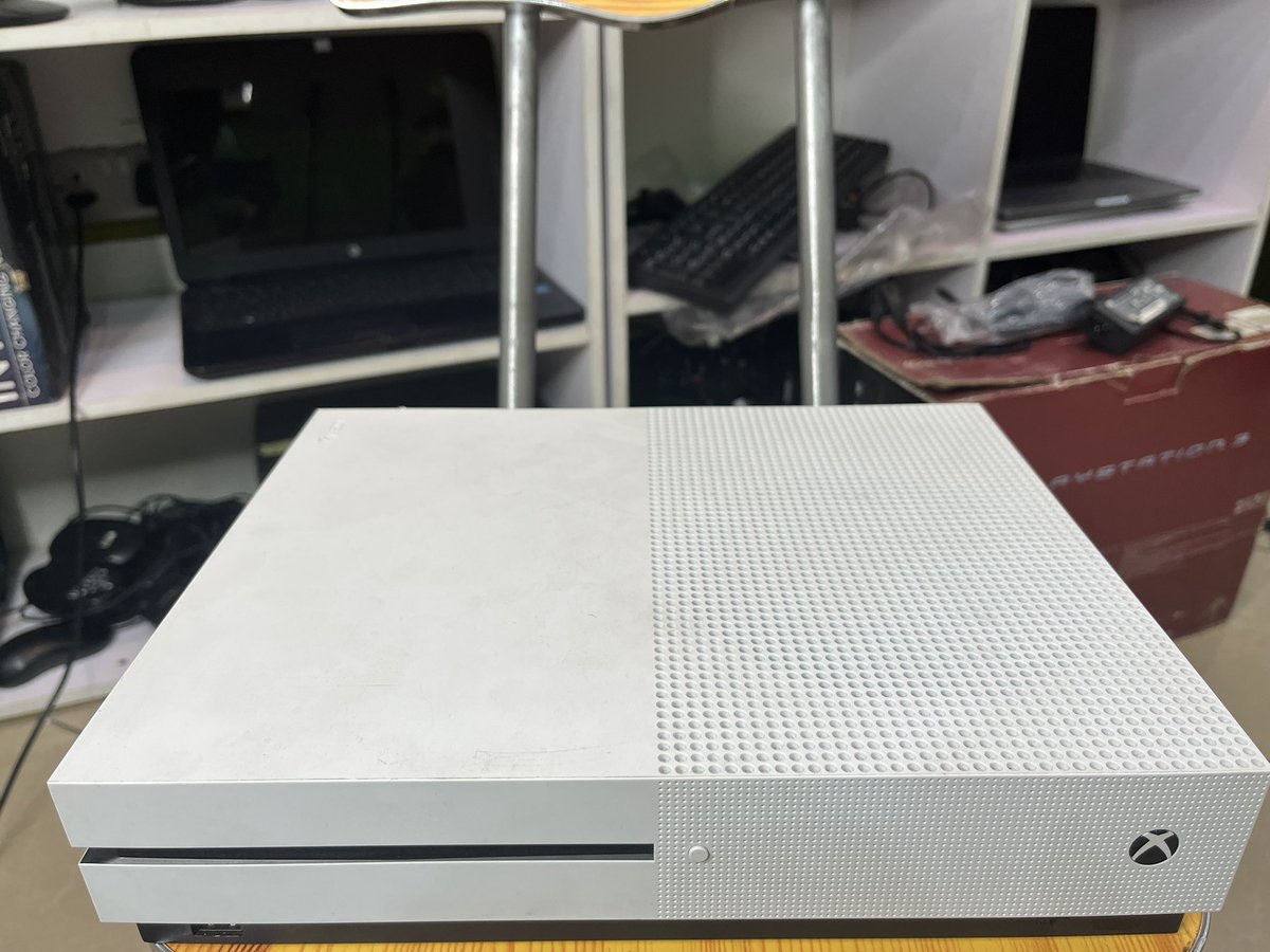 protafix's tweet photo. Neatly used Xbox one S for sale 1TB storage capacity

Comes with the following accessories:
One pad
HDMI
Power

Price : 130k (negotiable)

Call/whatsapp : 091-2215-1168

Shoprite, surulere, location

Other games (ps4, ps5) are also available https://t.co/xukvNM2v0i