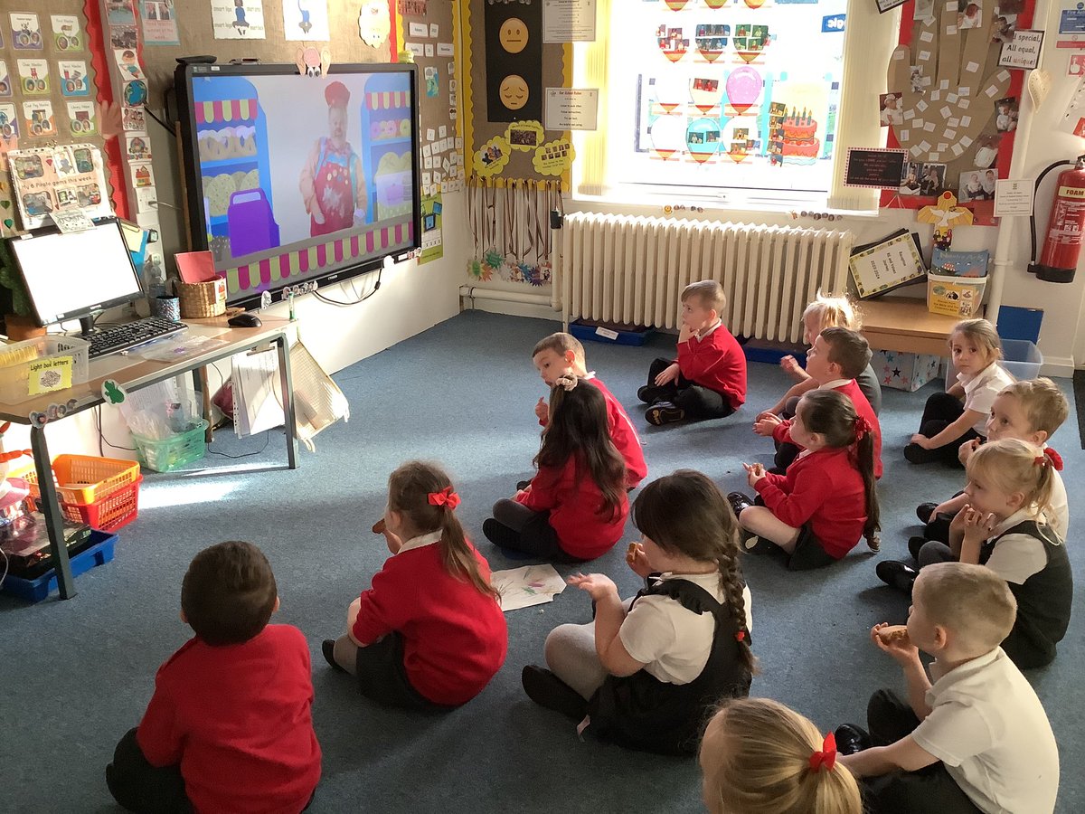 HasReception's tweet image. @HasReception are enjoying a gingerbread from our class friend whilst we sing our #MagicMaths song about #MoreAndLess! @MyMrTumbleMag is helping us ….

@WhiteRoseEd 
#EYFS