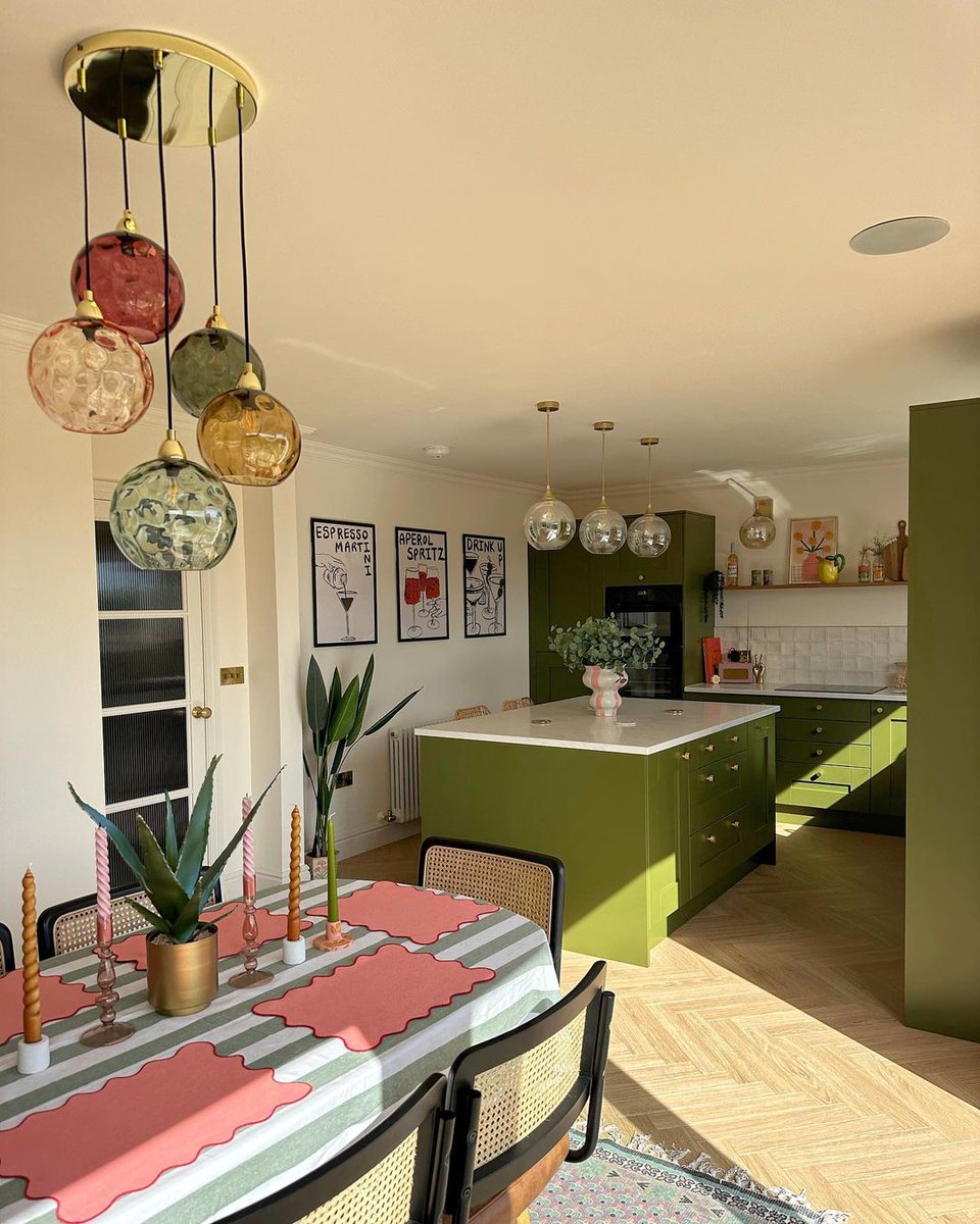 ELLEDecoFR's tweet image. Une cuisine bien colorée 🌱

📸 @sevenpalmtreehouse

#greenkitchen #olivekitchen #openplan #brassdetails #openplanliving #decoration #homedesign #interior #olivegreenkitchen #diykitchens #madedotcom
