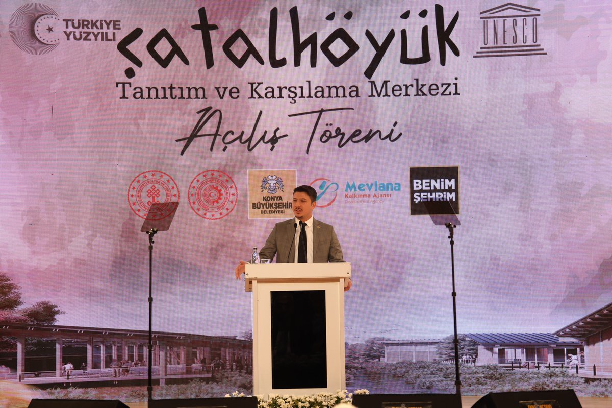 ozboyaciselman's tweet photo. Bakanımız @MehmetNuriErsoy ile birlikte Çatalhöyük Ziyaretçi Karşılama Merkezi’nin açılışını gerçekleştirdik.

Konya’nın tarihi ve kültürel mirasını hakettiği seviyeye ulaştırmak için çalışan @u_ibrahim_altay Başkanımıza ve ekibine Konyalılar adına teşekkür ediyorum.

Tüm vatandaşlarımızı, eşsiz mirasımızı hakettiği şekilde tanıtan, Türkiye’nin en büyük ahşap konstrüksiyonlu kamu binası huviyetini kazanan muhteşem eserimizi görmeye Çatalhöyük’e bekliyoruz 🙋🏻‍♂️