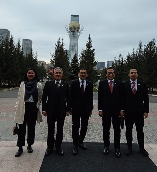fadjroeL's tweet photo. Di depan Kemenlu #Kazakhstan dan #Baiterek Menemani kedatangan rombongan DPR RI @DPR_RI di dari Badan Kerja Sama Antar Parlemen (BKSAP) berjumlah 4 orang: @fadlizon P- @Gerindra (Ketua BKSAP), Gilang F. @PDI_Perjuangan (Ketua Delegasi), Irine Yusiana PDI Perjuangan dan Hafisz Tohir @Official_PAN Pertemuan dengan Kemenlu Kazakhstan @MFA_KZ dan DPR Kazakhstan serta Warga Negara Indonesia diantaranya menjelaskan Pemilu Serentak 14 Februari 2024 dan meningkatkan Diplomasi Parlemen ~ #DubesRIKazakhstanTajikistan #IniDiplomasi #RintisKemajuan @Kemlu_RI @PEDOMAN_id #KBRIAstanaTheServingEmbassy #KBRIAstanaMajuIndonesiaMaju #ParliamentaryDiplomacy @EmbKaz @nursultan_kbri